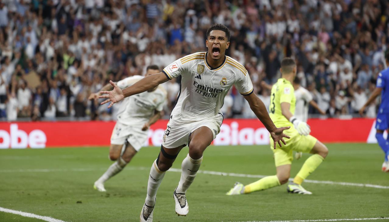 Jude Bellingham celebra tras marcar el gol que le dio la victoria al Real Madrid. 