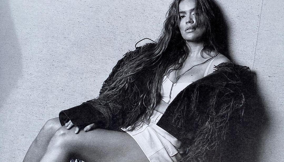 Karol G vestida por el joven diseñador español Javier Guijarro