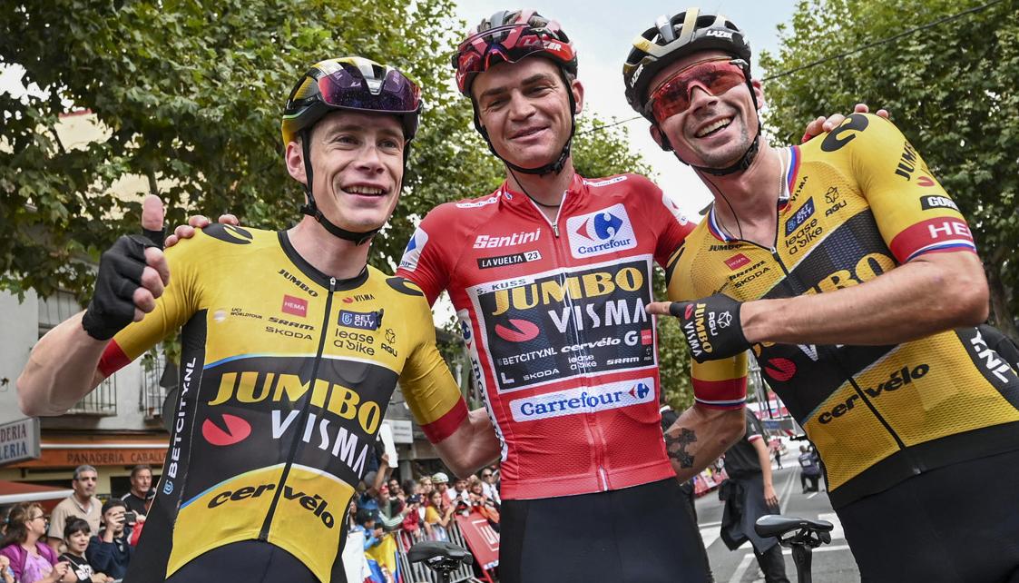 Sepp Kuss (centro) acompañado de sus compañeros de equipo Jonas Vingegaard y Primoz Roglic.