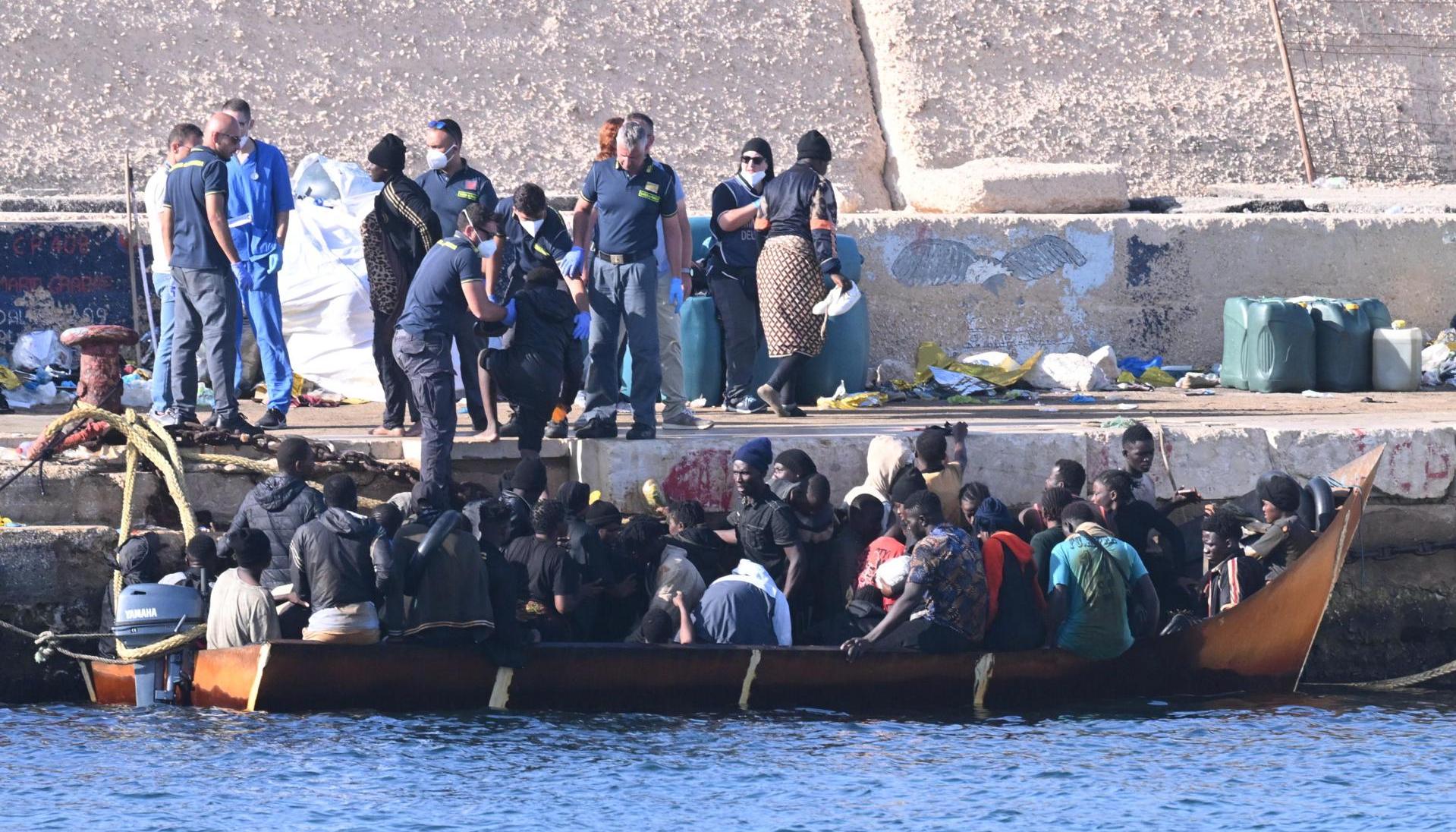 Nuevas oleadas de migrantes llegaron en las últimas horas a la isla italiana de Lampedusa, en Italia