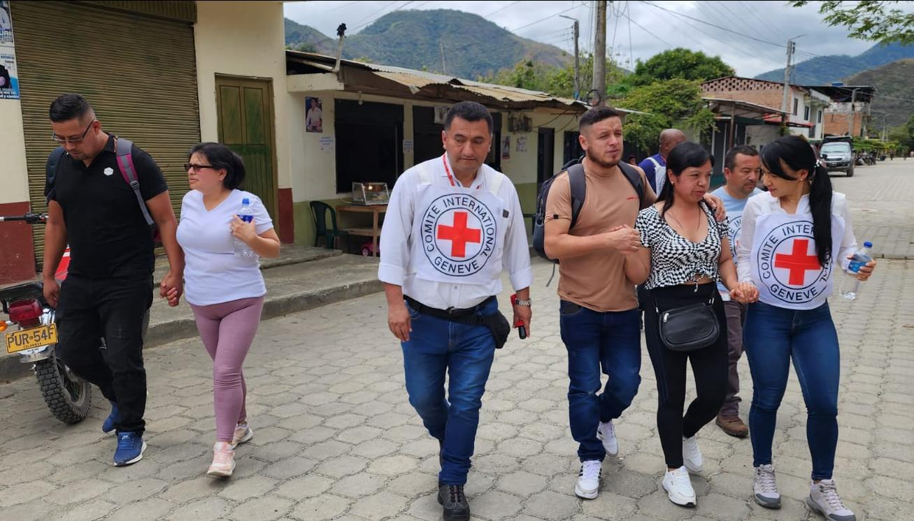 Los dos soldados fueron entregados a una comisión de la Cruz Roja Internacional