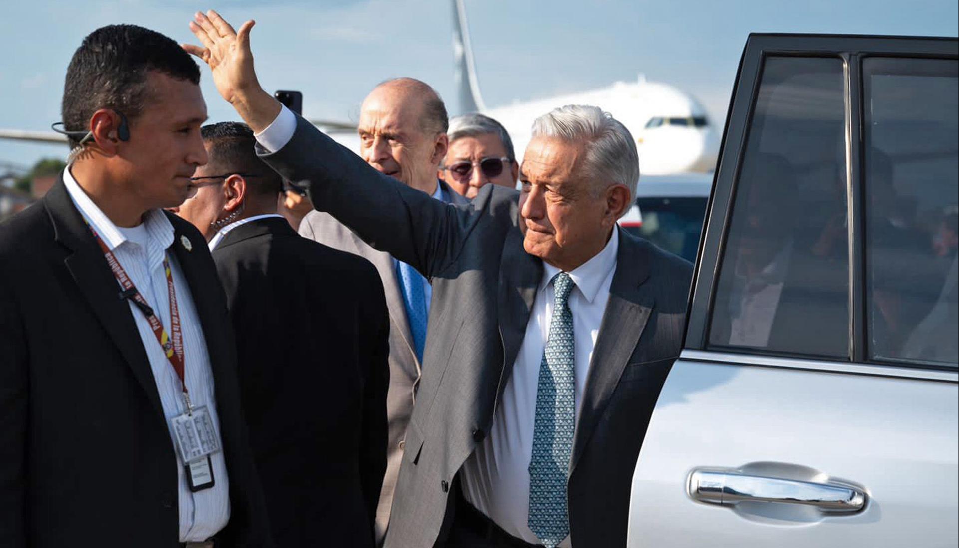 El Presidente de México, Andrés López Obrador, llegando a Colombia.