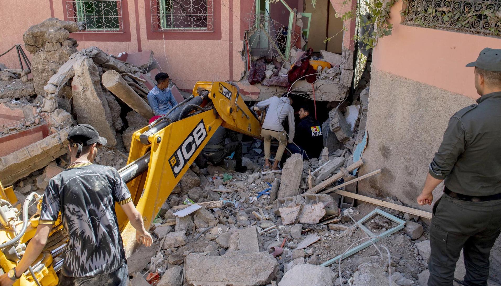 Organismos de socorro trabajan en una de las zonas más golpeadas por el terremoto en Marruecos