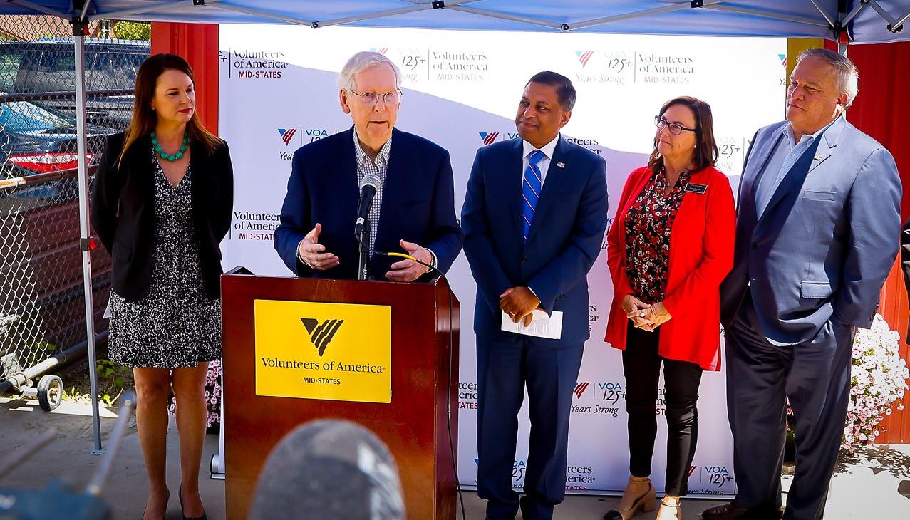 El político Mitch McConnell en rueda de prensa.