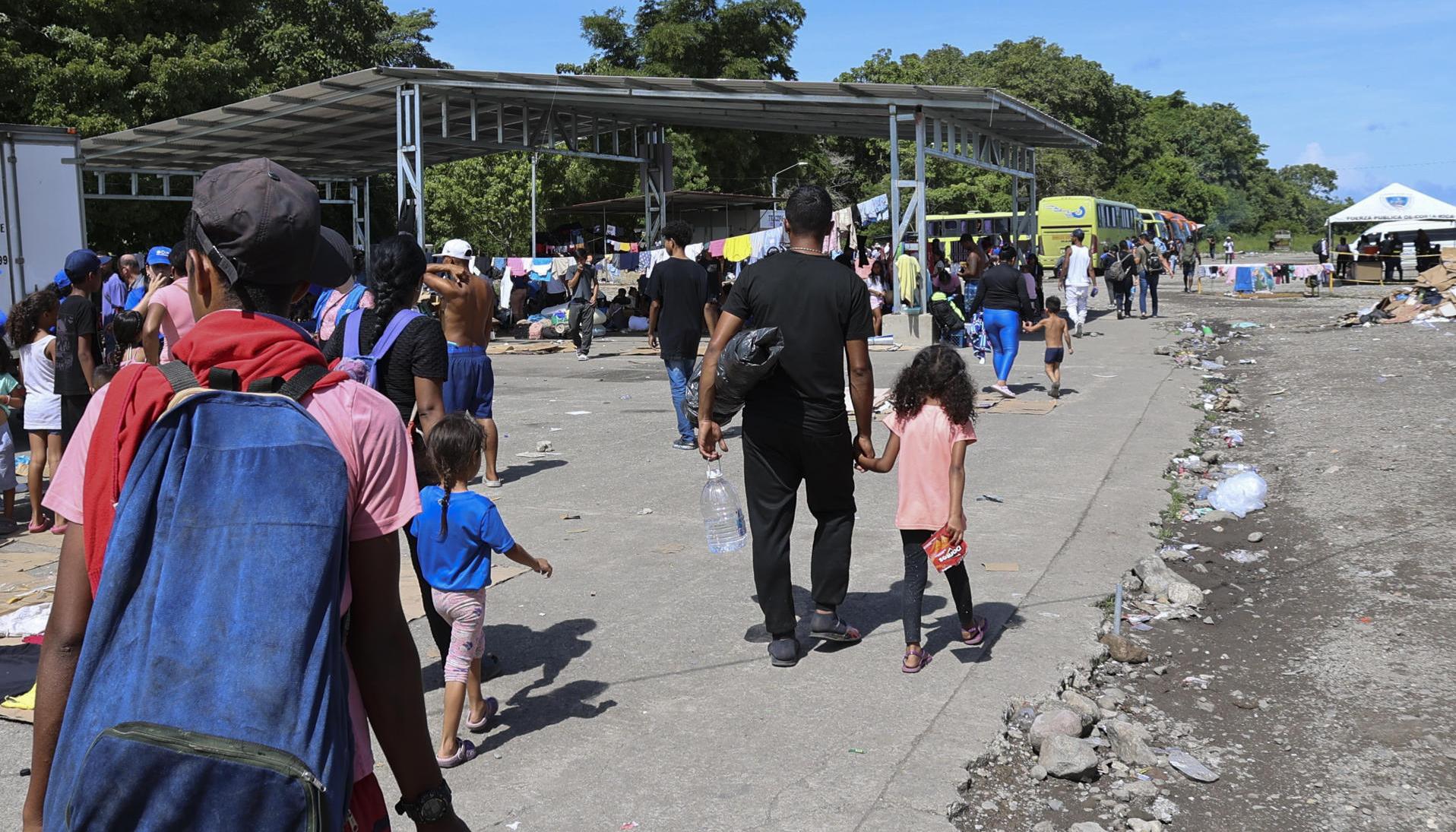Migrantes descansan en un albergue hoy, en Paso Canoas (Costa Rica)