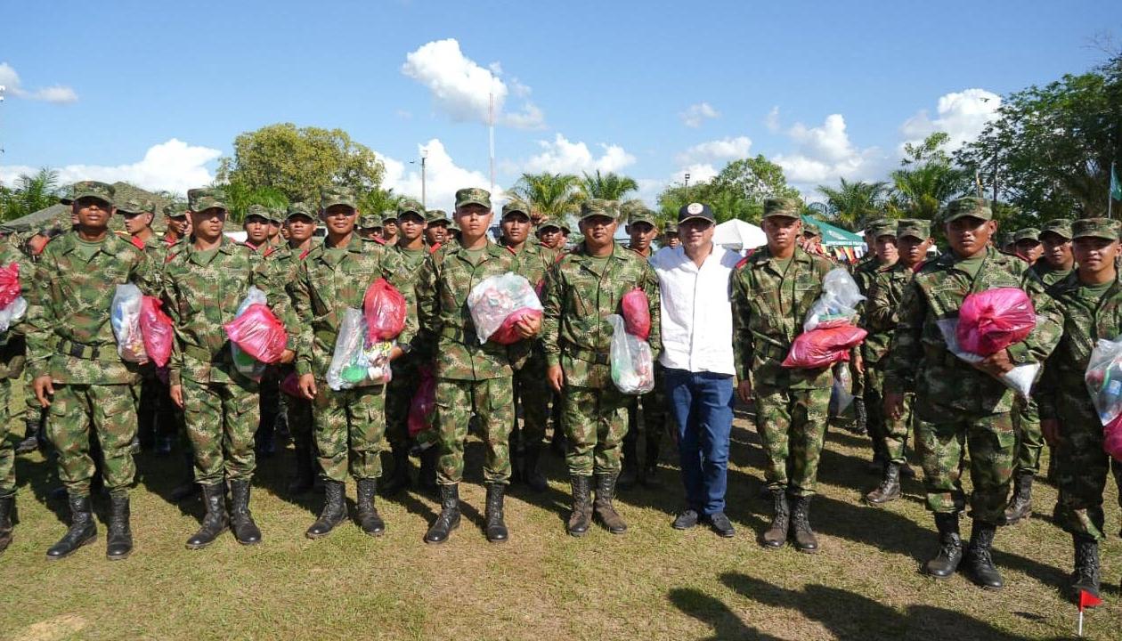 El Presidente Gustavo Petro con soldados que prestan el servicio militar.