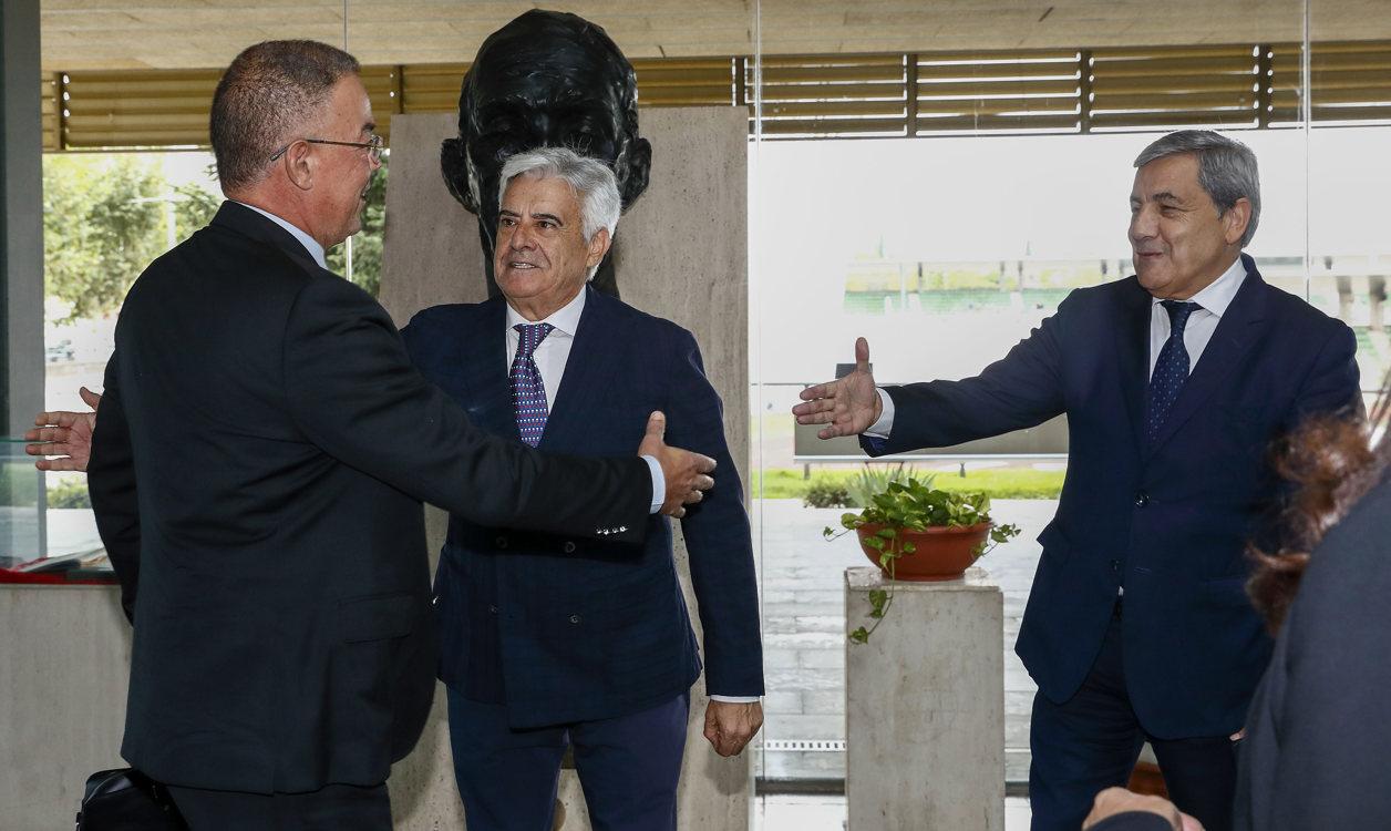 Pedro Sánchez (centro), Fernando Gomes y Fouzi Lekjaa al llegar a la reunión, en Madrid. 