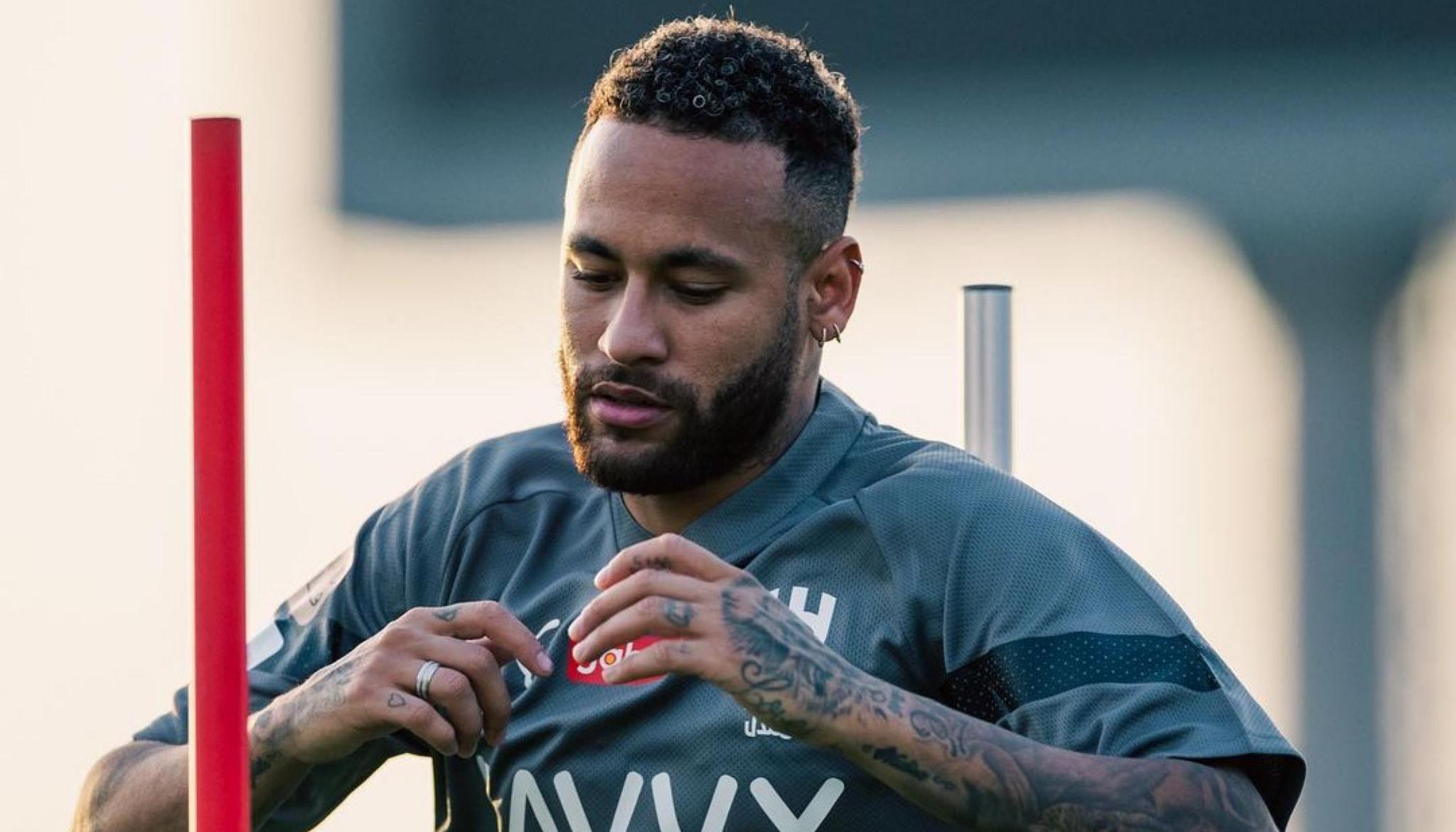 Neymar entrenando con su nuevo equipo árabe. 