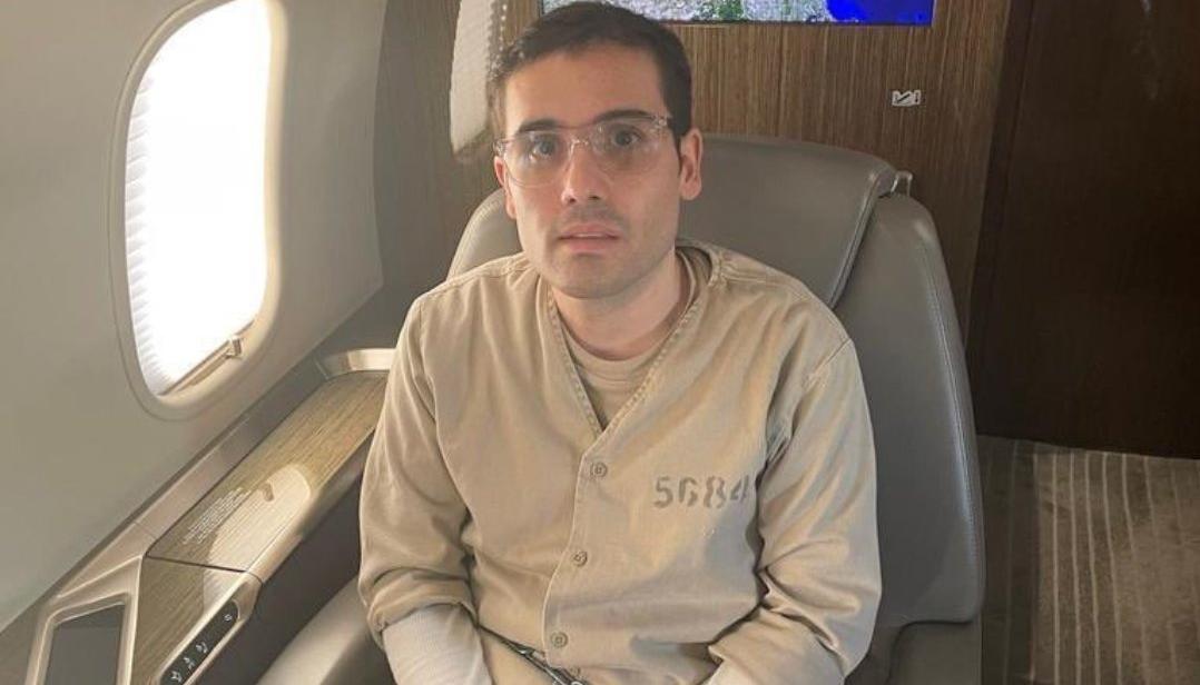 Ovidio Guzmán, en el avión de la DEA rumbo a Estados Unidos. 