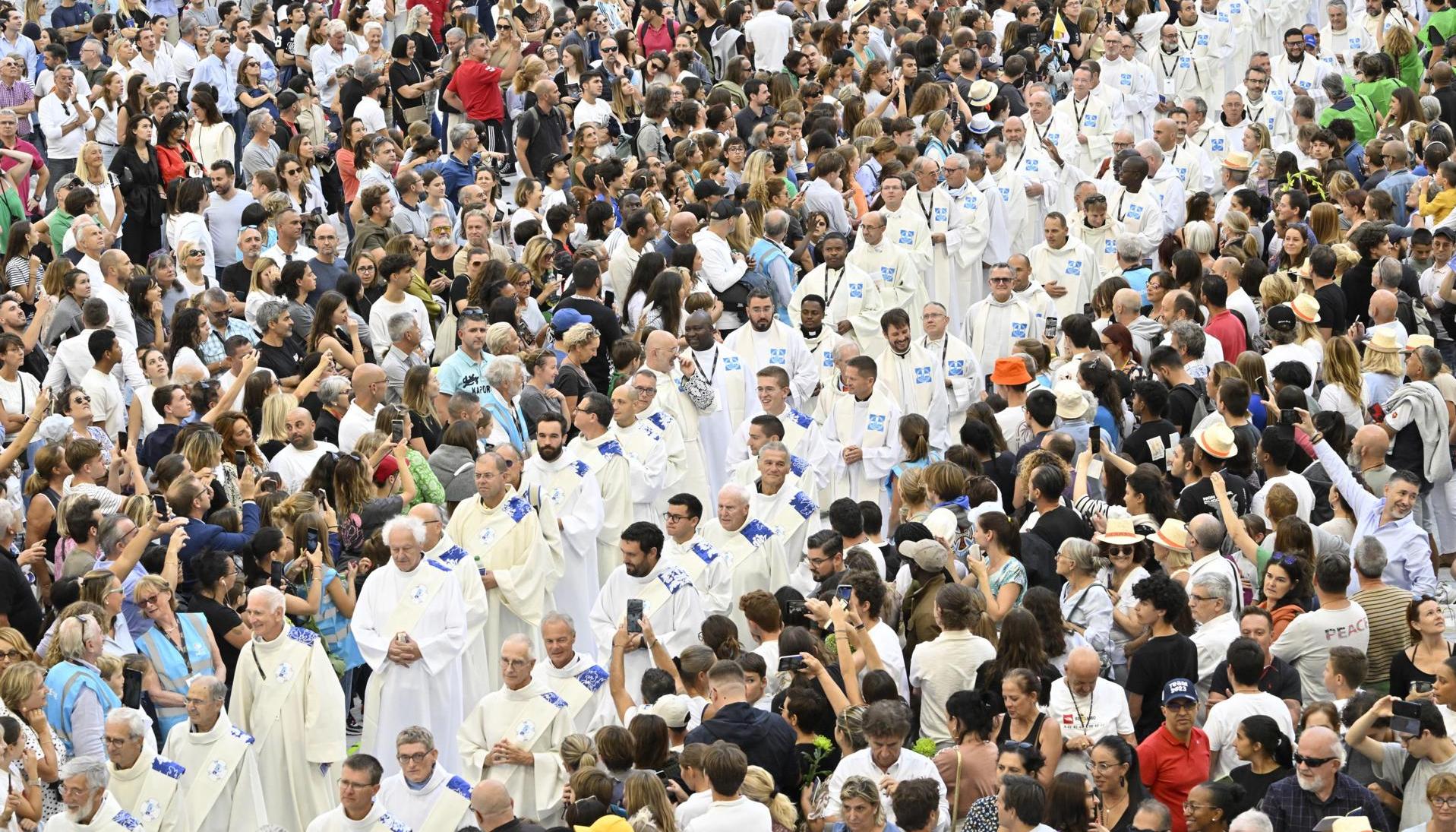 El Papa ofició una misa multitudinaria en el velódromo de Marsella, Francia