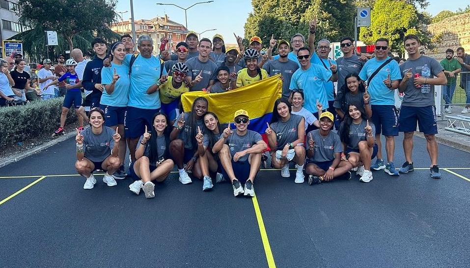 Delegación de Colombia que se alzó con el título en el Mundial de Patinaje en Italia. 