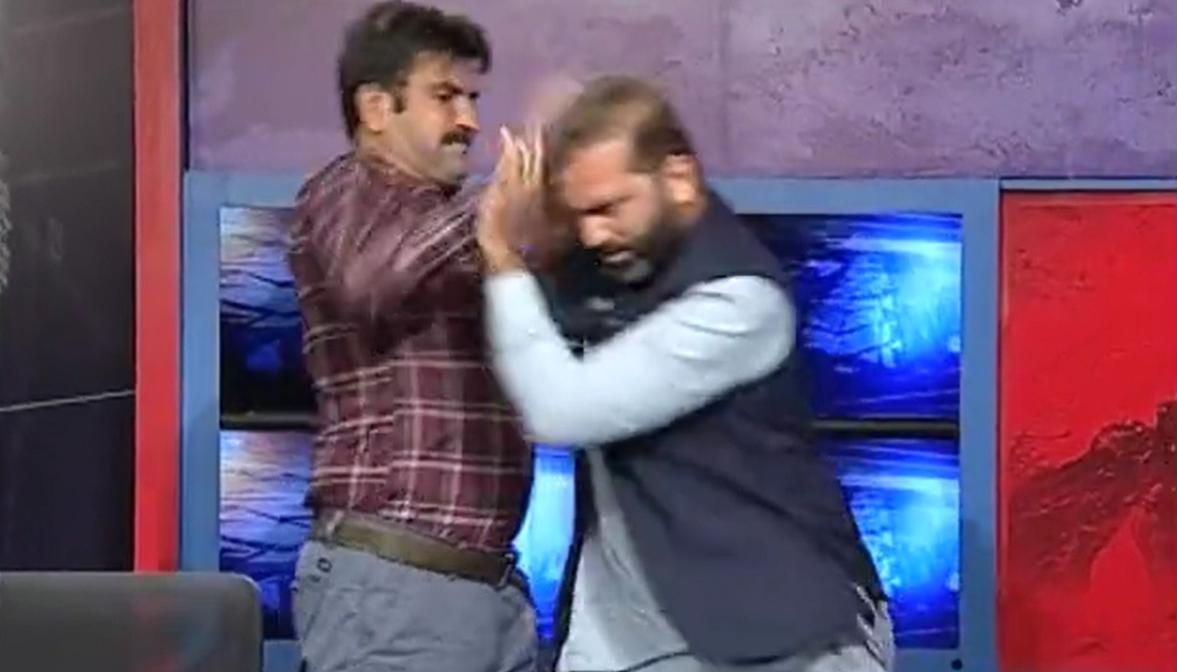 Imran Khan y Afnan Ullah en medio de la pelea.
