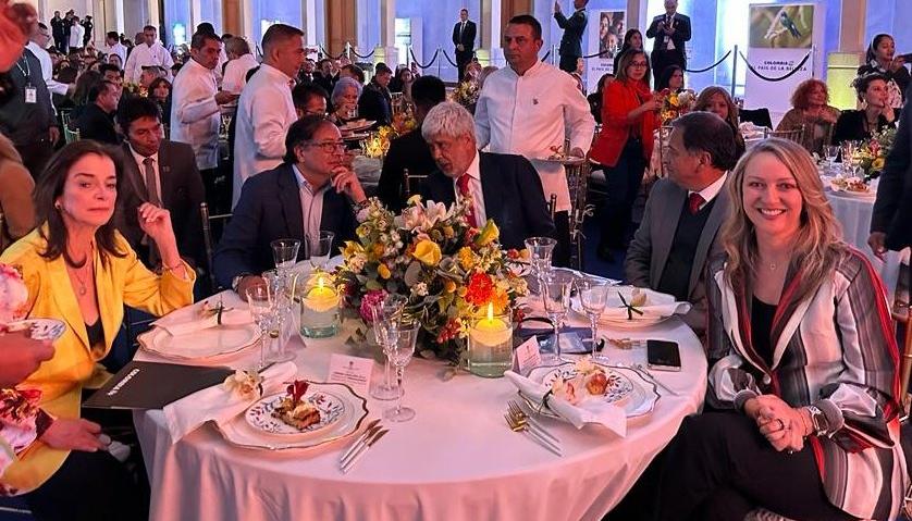 El presidente Petro y el ministro de Comercio, Germán Umaña, con los gremios del turismo a nivel nacional.