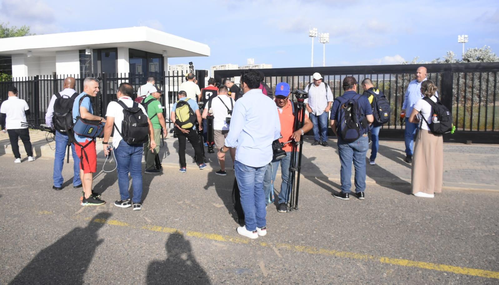 Periodistas a la espera del acceso a la práctica de la Selección Colombia.