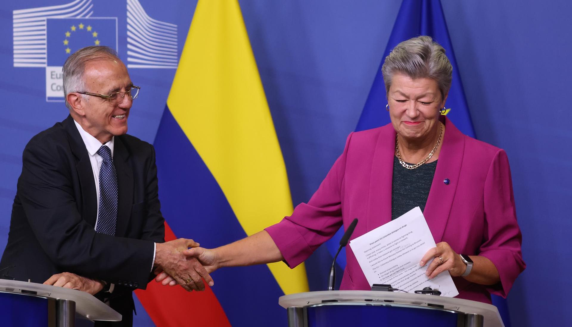 La Comisaria Europea de Asuntos Interiores, Ylva Johansson, le da la mano al Ministro de Defensa, Iván Velásquez.