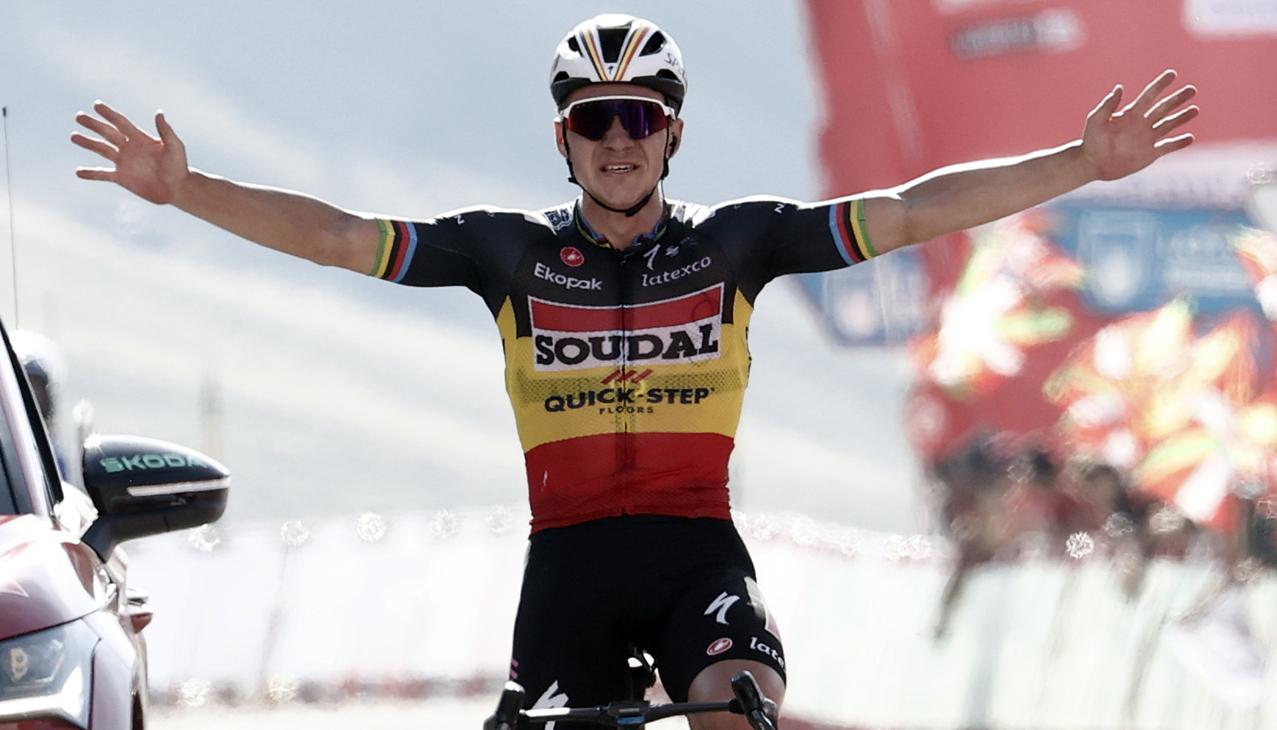 Remco Evenepoel cruza la meta como ganador d la etapa 14.