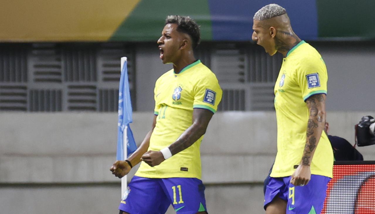Rodrygo celebra uno de los goles que marcó contra Bolivia. Con él, Richarlison.
