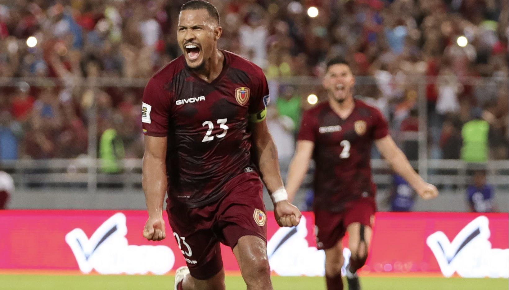 Salomón Rondón celebra tras convertir el penalti que le dio el triunfo a Venezuela. 