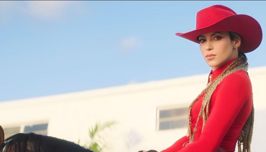 Shakira vestida de charra mexicana sobre un caballo en 'El Jefe'