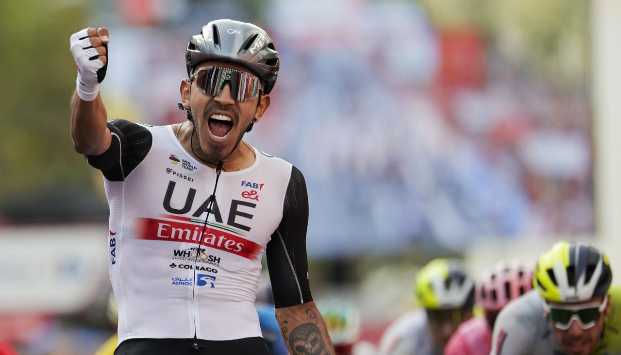 Juan Sebastián Molano celebra tras cruzar primero la meta en Zaragoza. 