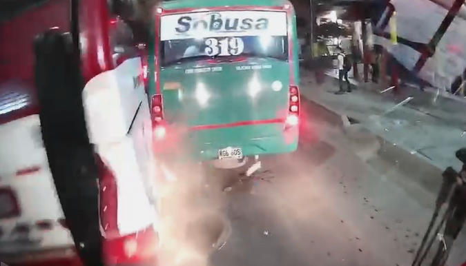Momento exacto en el que un bus interdepartamental choca con uno de transporte público.
