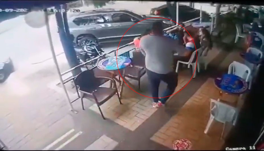 Momento exacto en el que se da el robo en el barrio Boston.