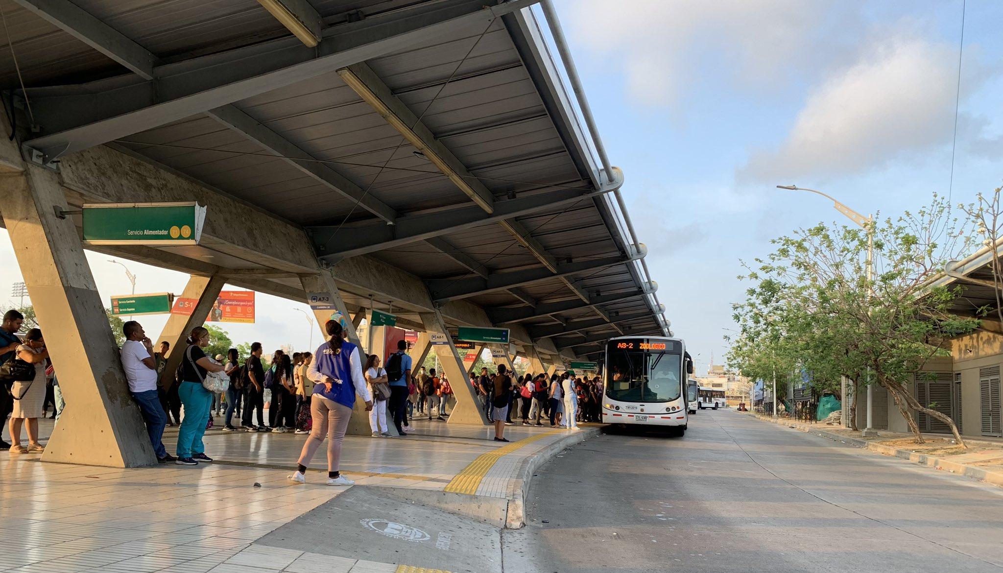 Usuarios de Transmetro en la Estación de Retorno Joe Arroyo