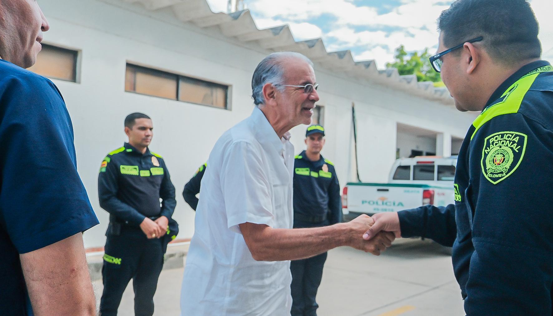 Eduardo Verano junto con la Policía Metropolitana de Barranquilla.