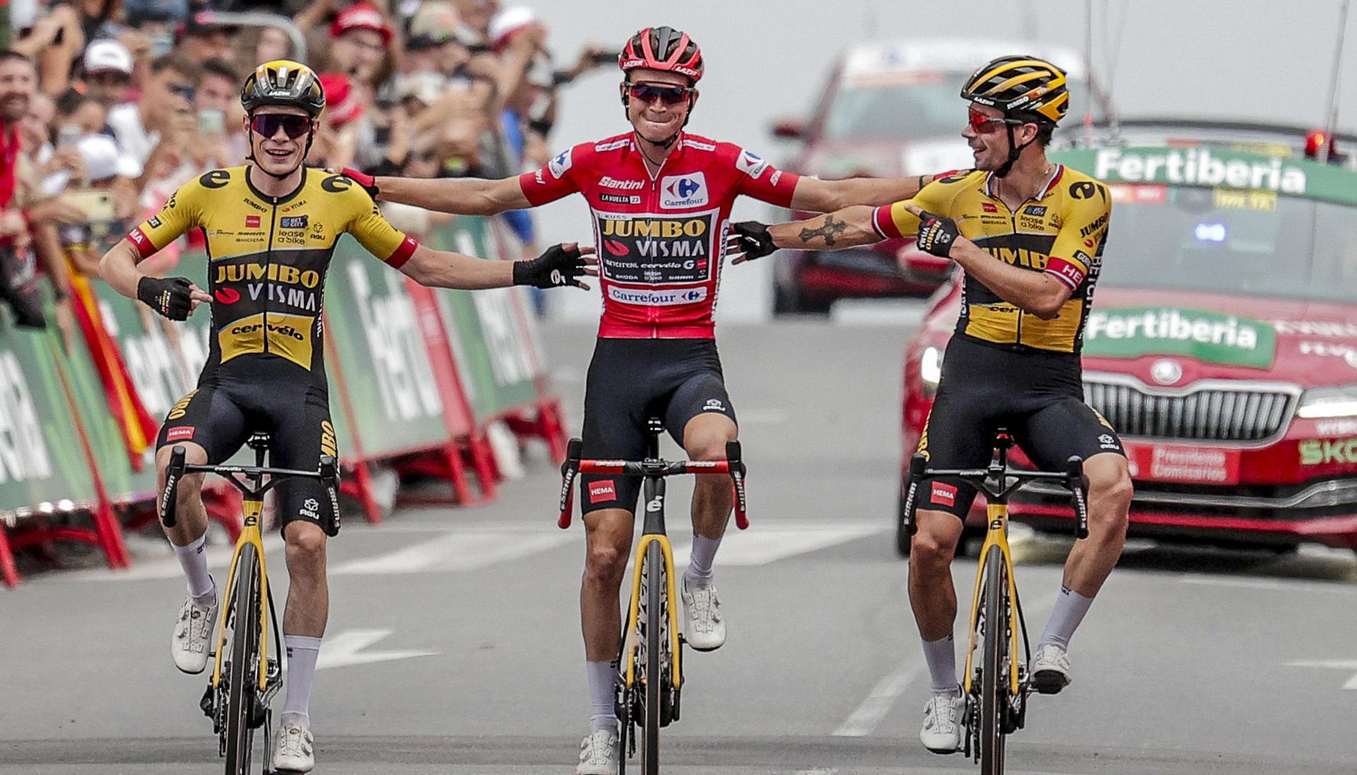 Sepp Kuss celebrando con sus compañeros Jonas Vingegaard y Primoz Roglic.