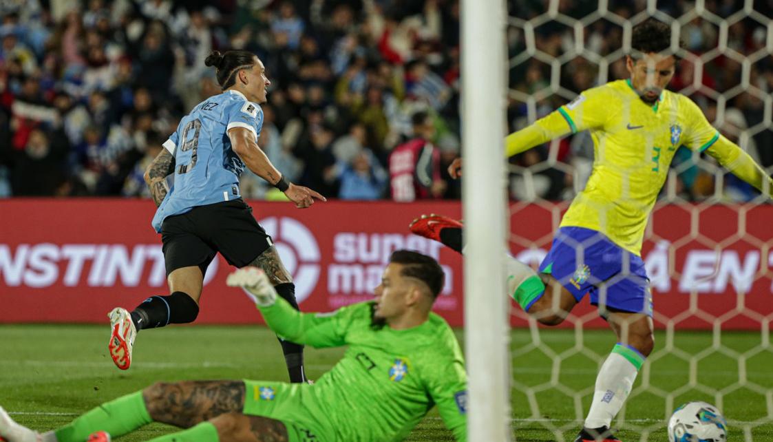 Darwin Núñez festeja tras marcar el 1-0 ante Brasil. 