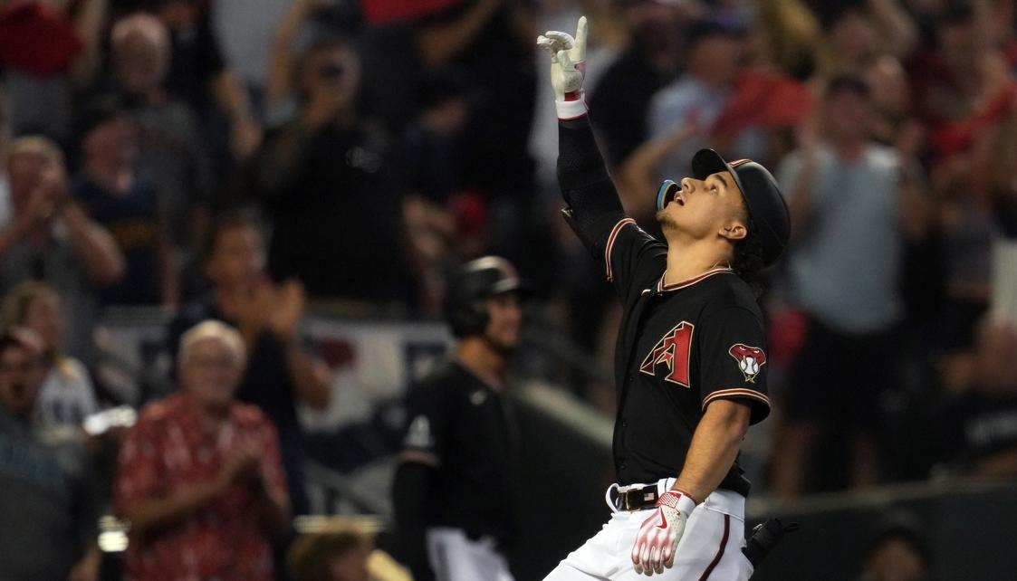 Alek Thomas lideró la reacción de los Diamondbacks con un jonrón de dos carreras en el octavo.