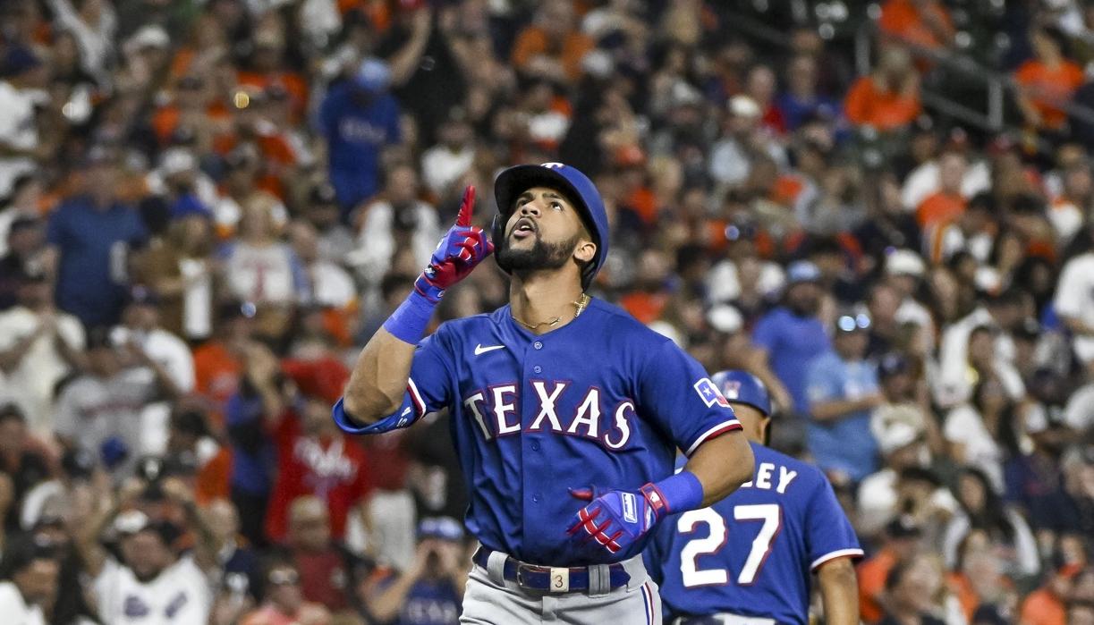 El dominicano Leody Taveras llega al plato tras conectar un jonrón que significó la segunda carrera de los Rangers.