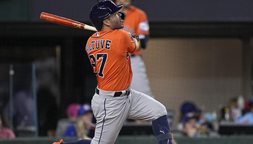 El venezolano José Altuve le dio la victoria a los Astros con un jonrón de tres carreras en el noveno. 