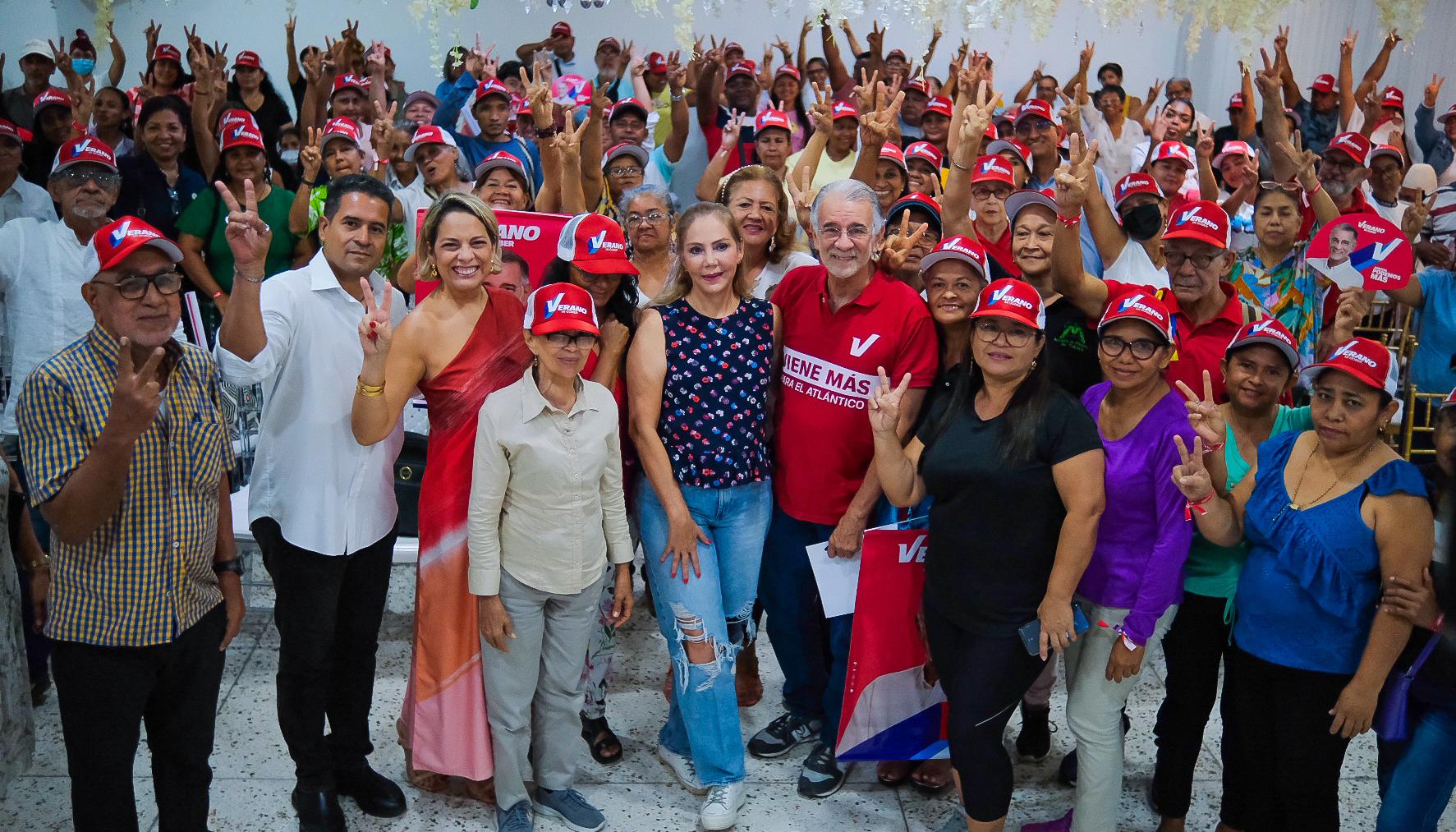 Candidato Eduardo Verano con los artesanos.