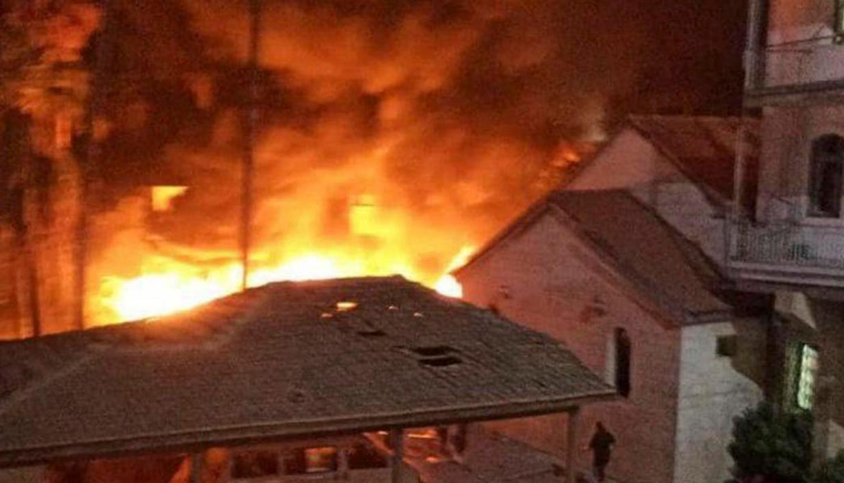 Incendio tras ser bombardeado un hospital en Gaza. 