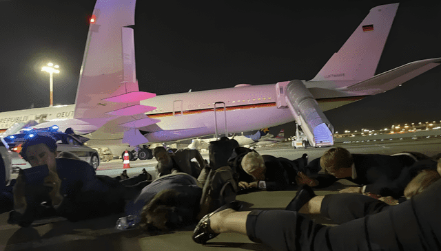 Funcionarios del Gobierno Alemán en el suelo de la pista del aeropuerto de Tel Aviv. 