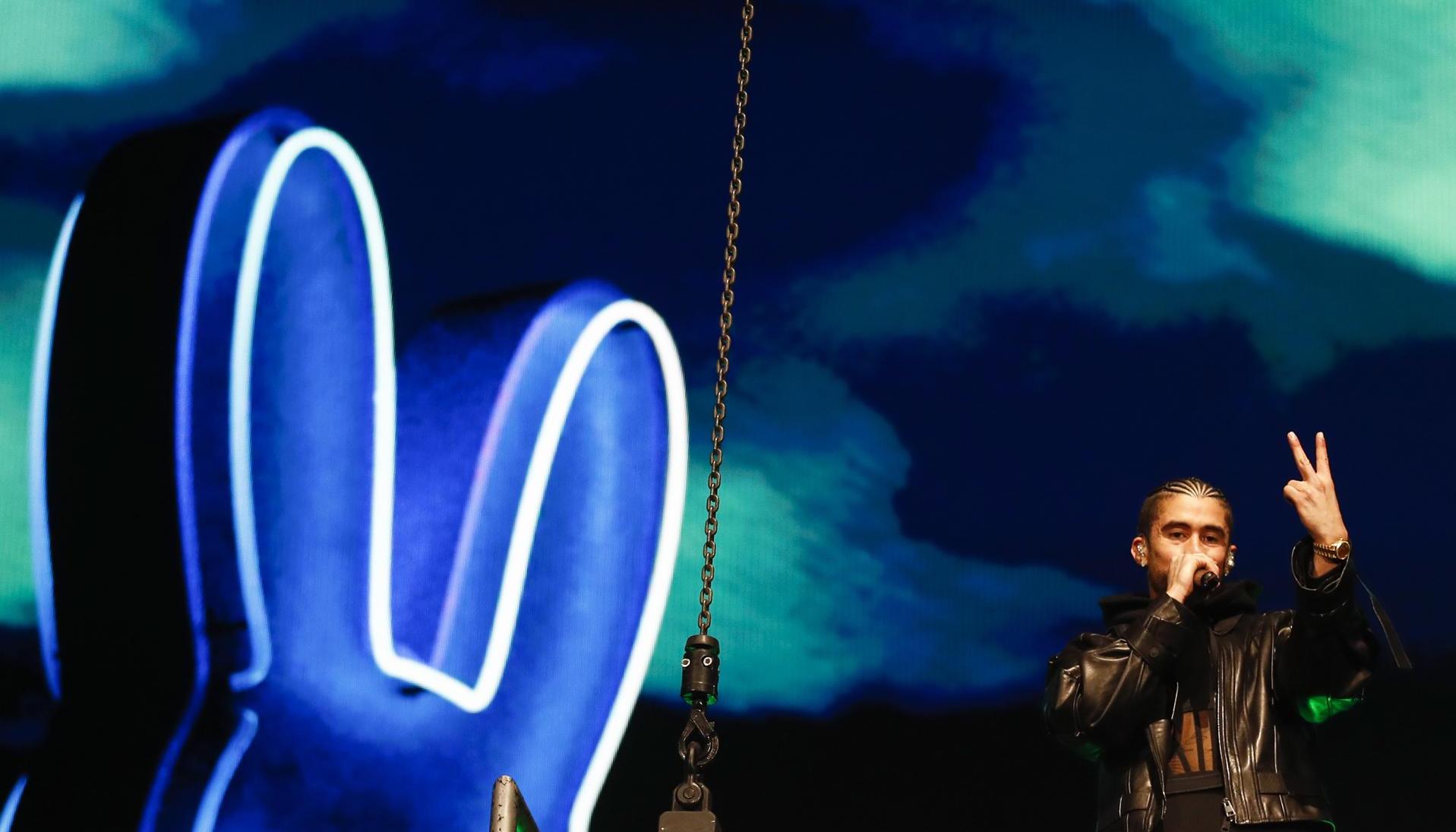 El cantante Bad Bunny llevando a cabo un concierto.