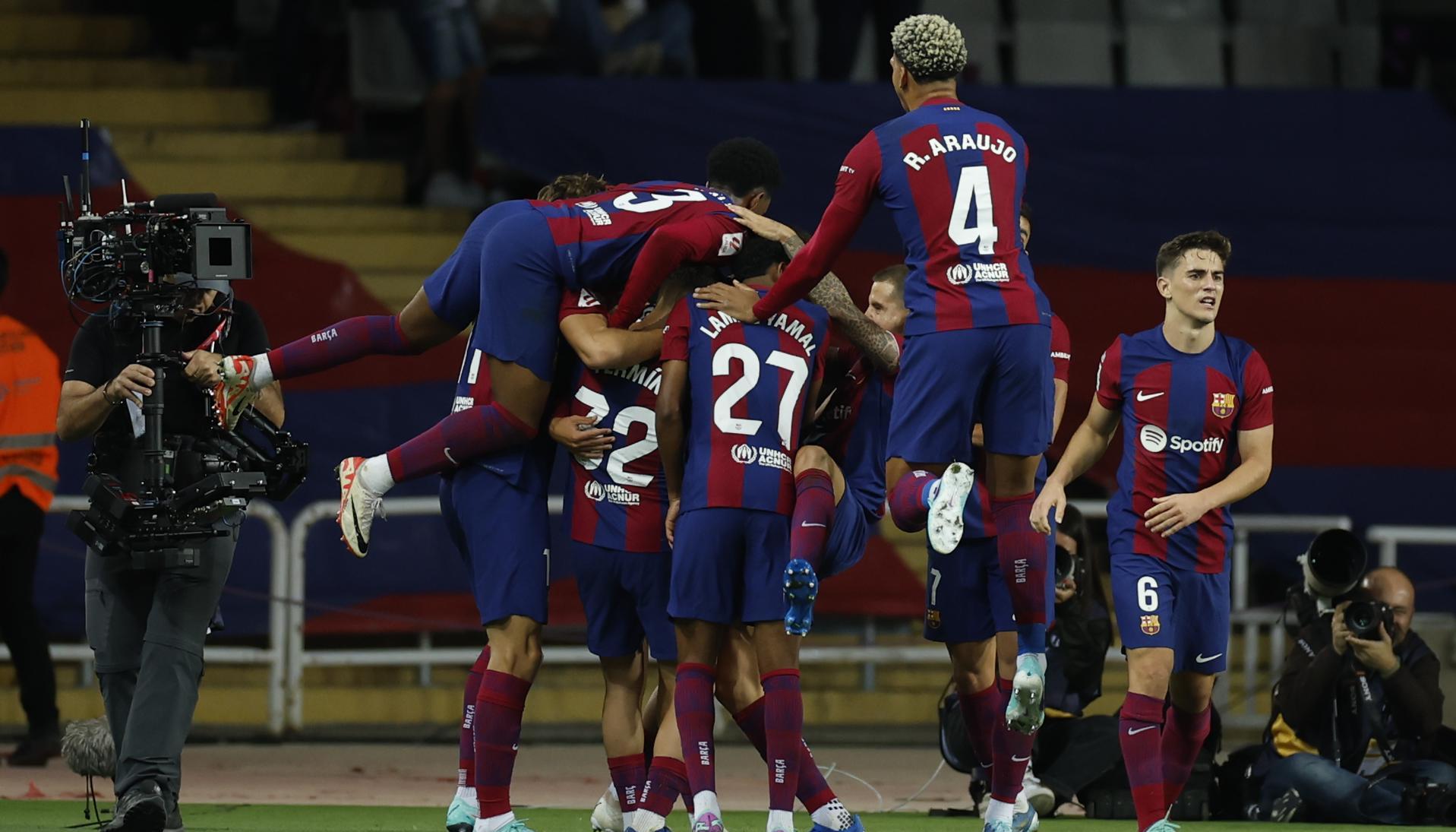 Los jugadores del Barcelona celebrando el gol de la victoria.