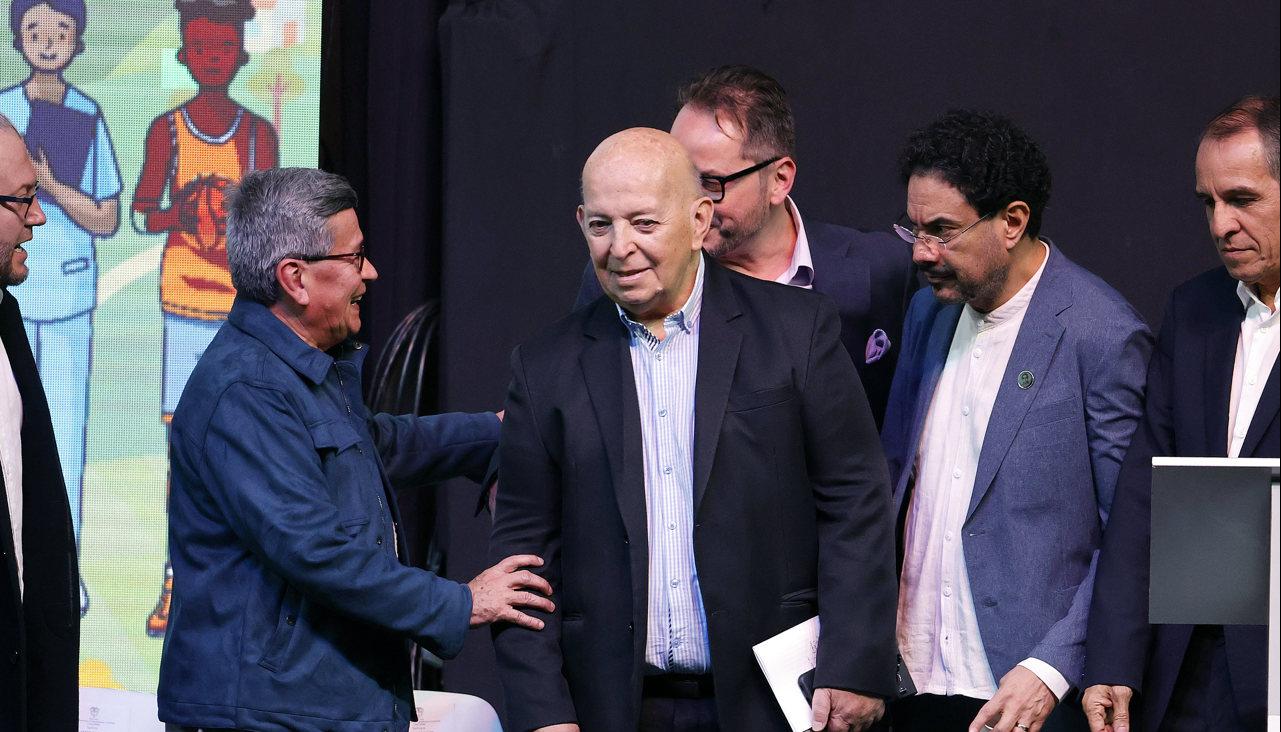 Otty Patiño, jefe negociador del gobierno con 'Pablo Beltrán' del ELN y el senador Iván Cepeda, entre otros. 