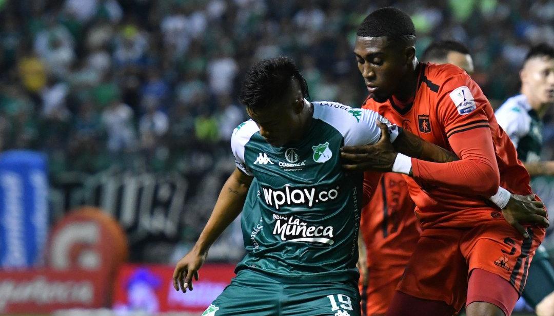 Luis 'Chino' Sandoval intentando soportar la marca de un defensor.
