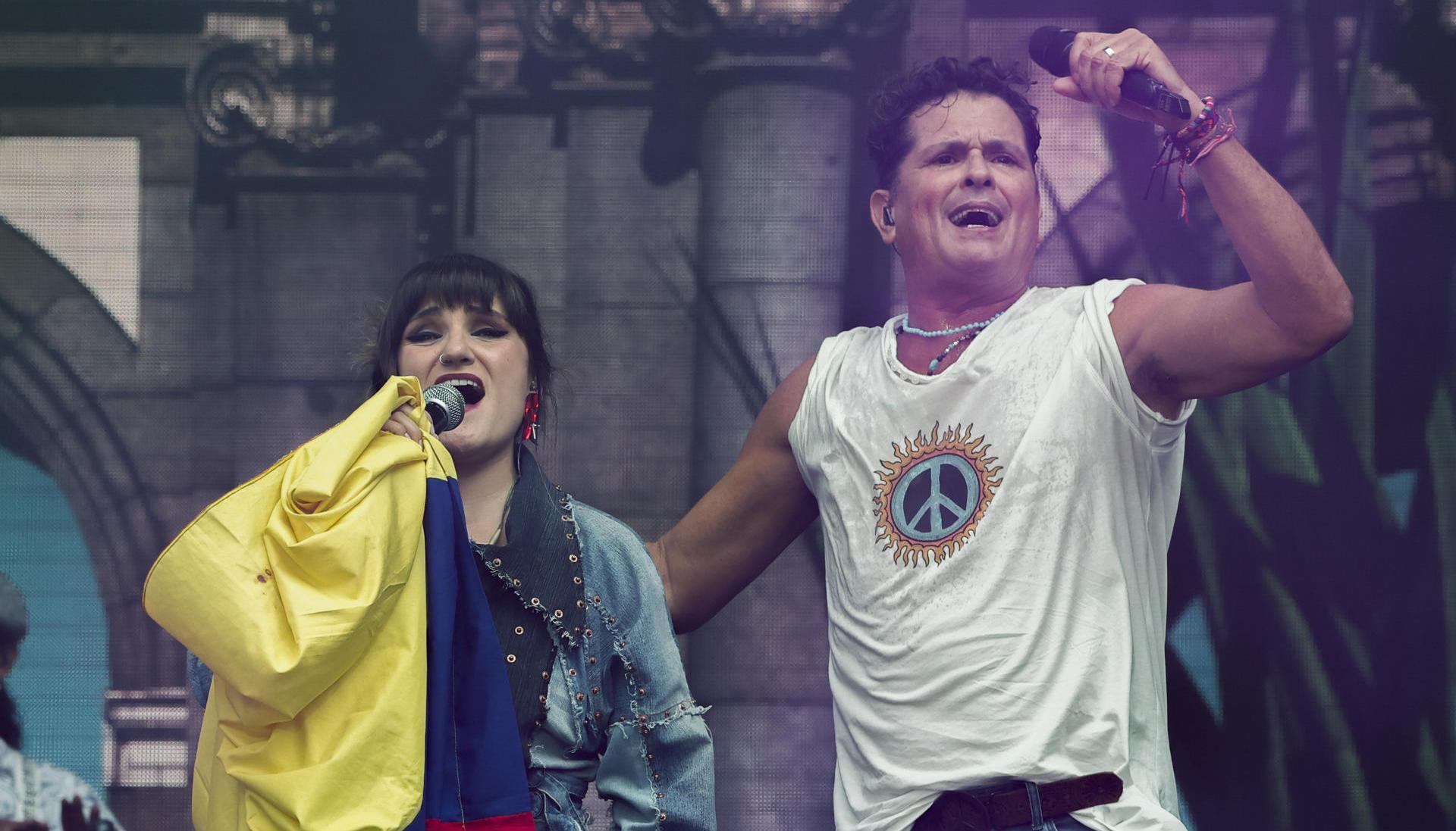 Carlos Vives cantando en un concierto gratuito en la Puerta de Alcalá de Madrid.