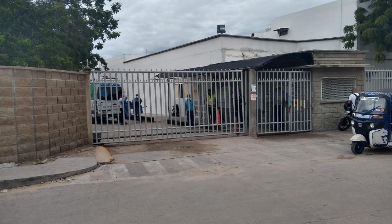 El estudiante fue llevado a la Clínica Adela de Char de Soledad. 