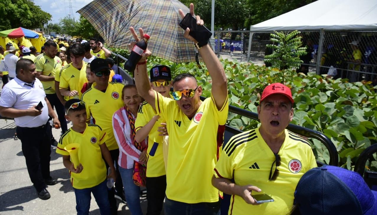 Los aficionados haciendo filas para ingresar al estadio Metropolitano.