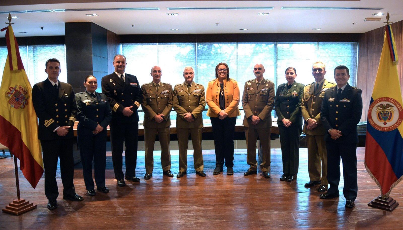 Delegaciones de ambos ministerios en una reunión.