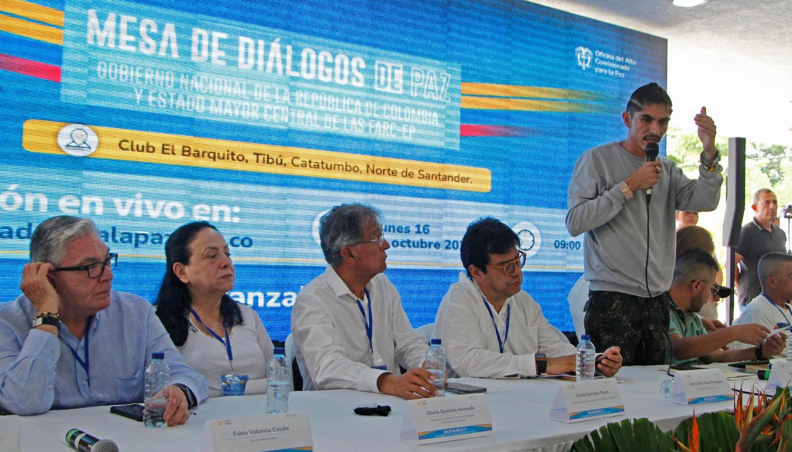 Camilo González (c), coordinador del Gobierno; Danilo Rueda, alto comisionado para la Paz de Colombia, y Andrey Avendaño (arriba), vocero de la delegación del Estado Mayor Central de FARC.