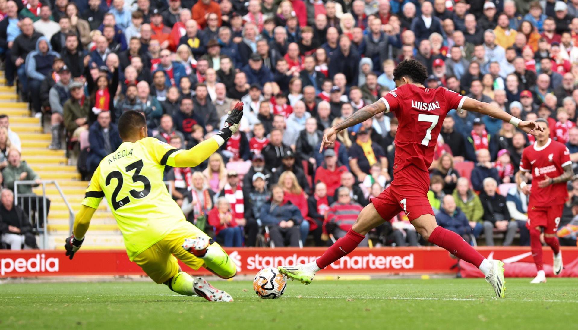 Luis Díaz jugando con la camisa del Liverpool.
