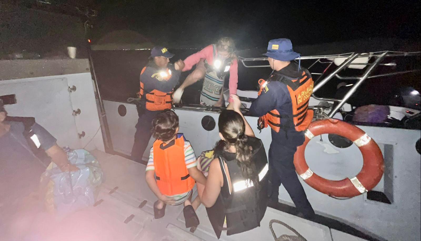 Dimar y Armada rescatan a 7 personas en Bocas de Ceniza.