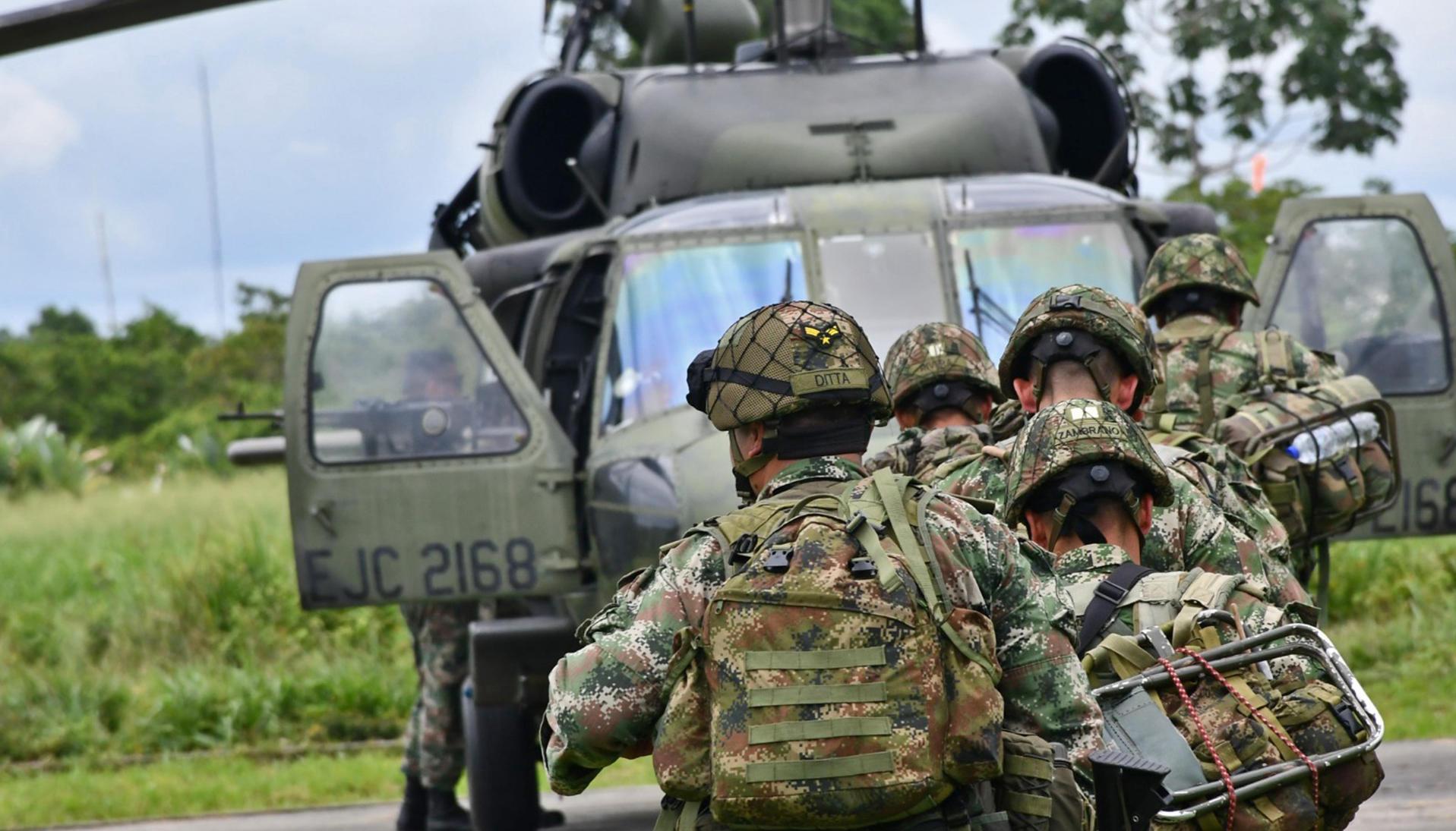Soldados a punto de abordar un helicóptero del Ejército Nacional.