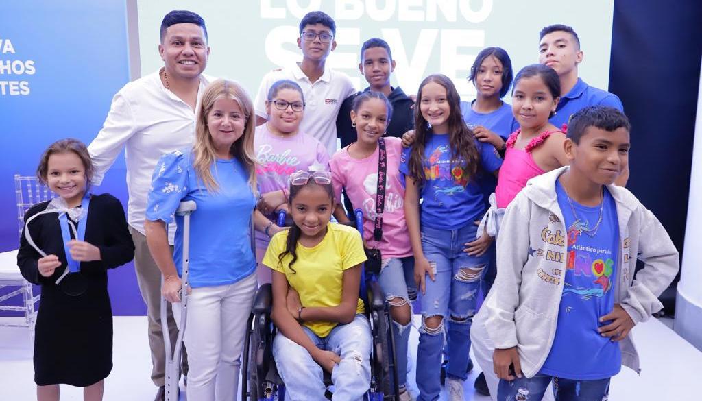 La Gobernadora Elsa Noguera junto a varios niños.