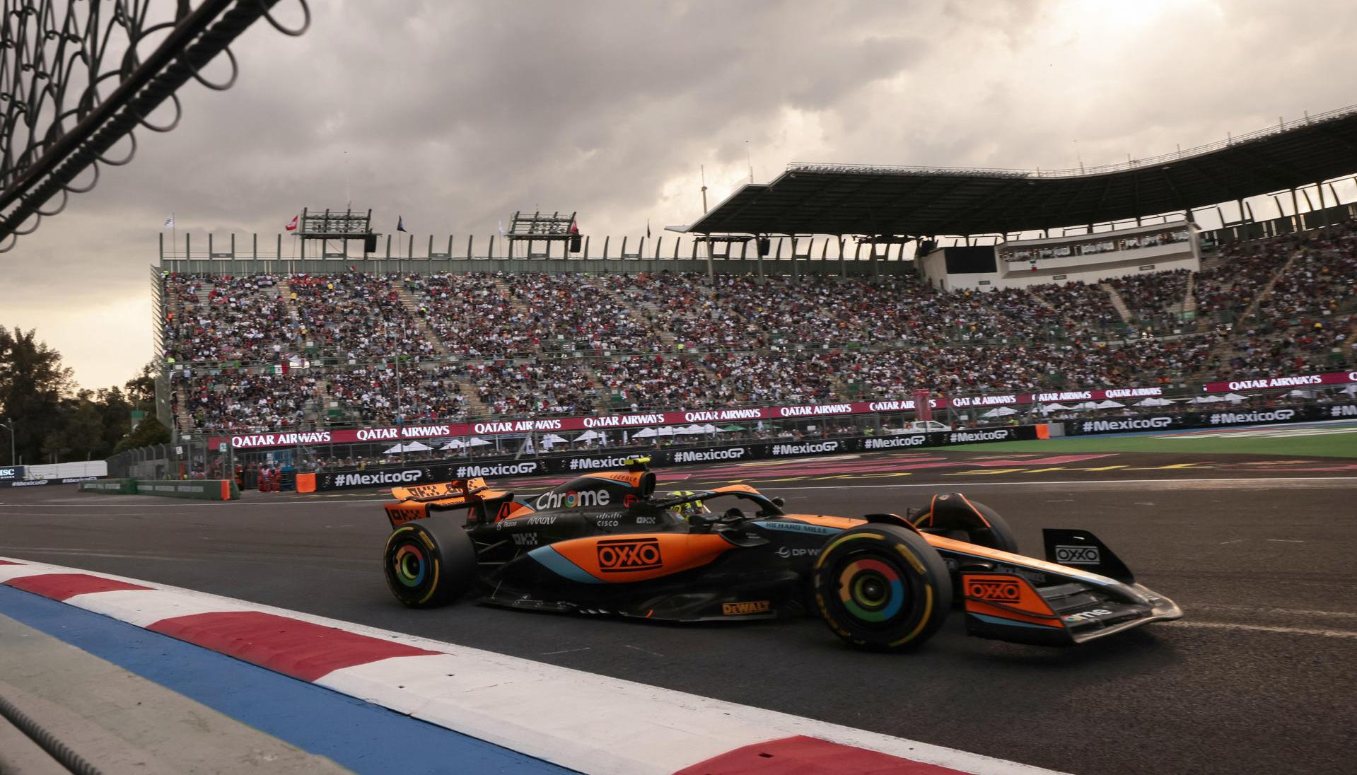 Lando Norris, de la escudería McLaren, conduce su monoplaza en la segunda práctica del Gran Premio de México.